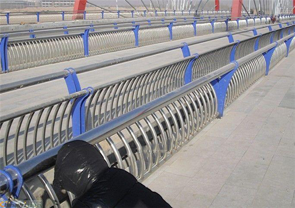 广安不锈钢复合管护栏一种安全而耐用的防护解决方案