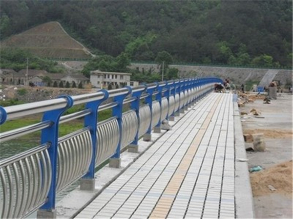 广安不锈钢桥梁护栏的特性及其在现代建筑中的应用